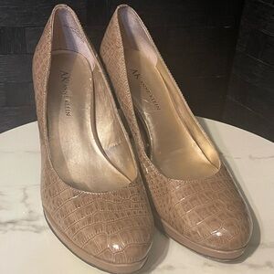 Anne Klein AK7WYSTERE Heels 7M Taupe Croc Embossed Round Toe Pumps